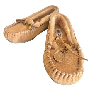 Minnetonka kids slipper unisex with fur like lining. leather suede rubber sole
